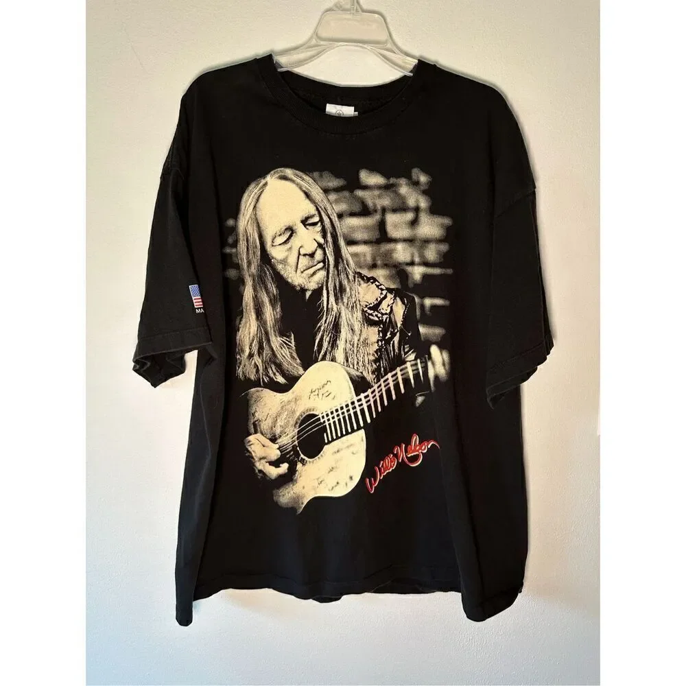 Willie Nelson black short sleeve graphic tee playing guitar size 2XL. #10-1442